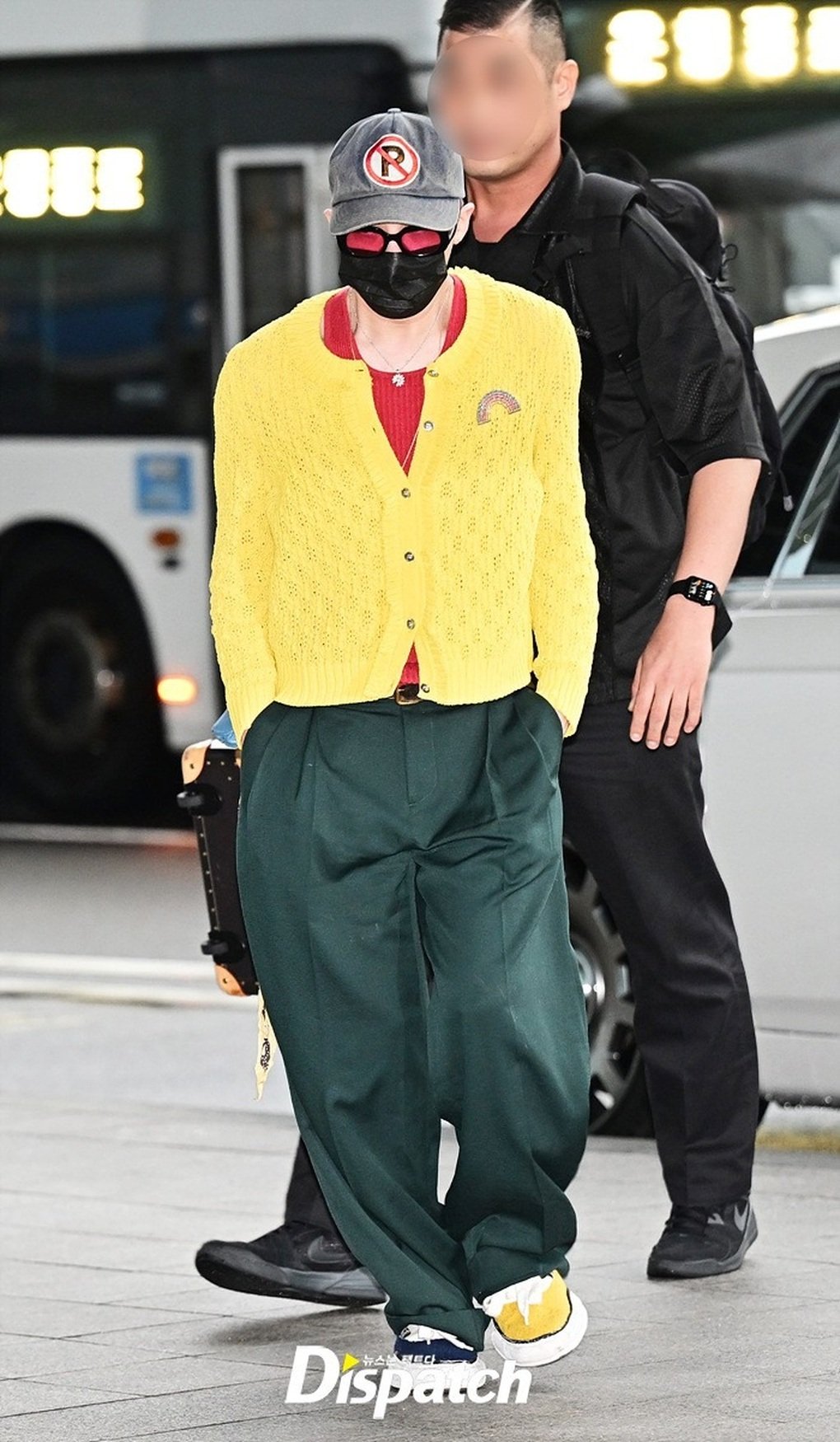 G-Dragon mặc nổi bật ở sân bay khi đến Việt Nam, được fan khen tinh tế - 1