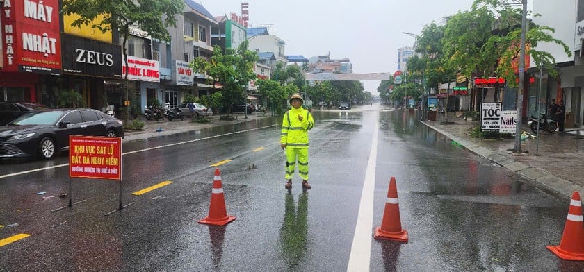 Lực lượng chức năng làm nhiệm vụ tại các điểm ngập trên địa bàn TP. Thái Nguyên