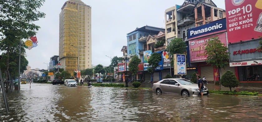 Nhiều phương tiện bị sự cố khi di chuyển qua đoạn đường Hoàng Văn Thụ, TP Thái Nguyên