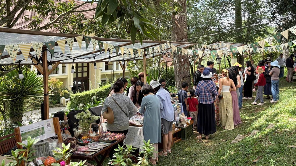 Không gian hội chợ cuốn hút du khách