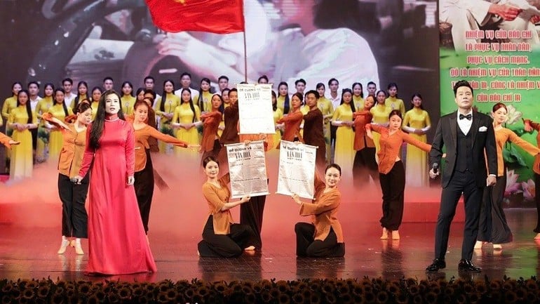 Chương trình mang đến nhiều tiết mục nghệ thuật được dàn dựng công phu.