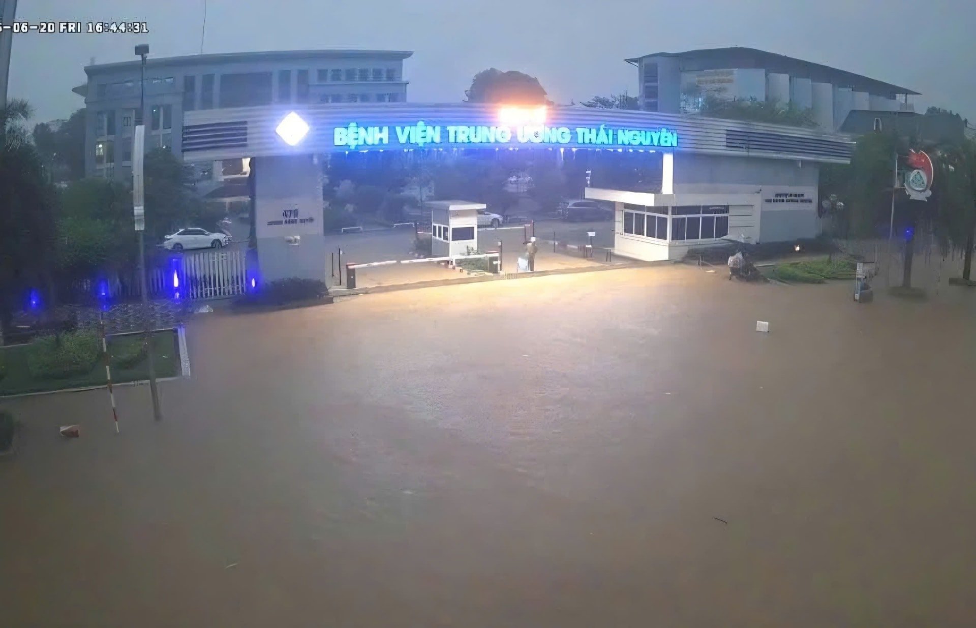 Bệnh viện Trung ương Thái Nguyên cũng bị nước bủa vây sau cơn mưa.