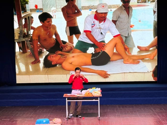 District 11 opens first aid training class and drowning prevention skills - Photo 2.
