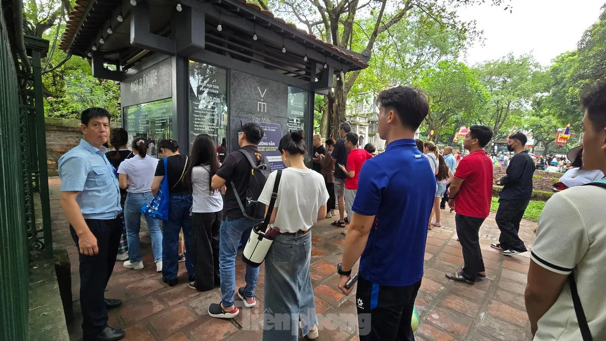 ผู้สมัครถือปากกาและกระดาษข้อสอบไปที่วัดวรรณกรรมเพื่อขอพรให้โชคดีก่อนสอบมัธยมศึกษาตอนปลายปี 2568 ภาพที่ 3