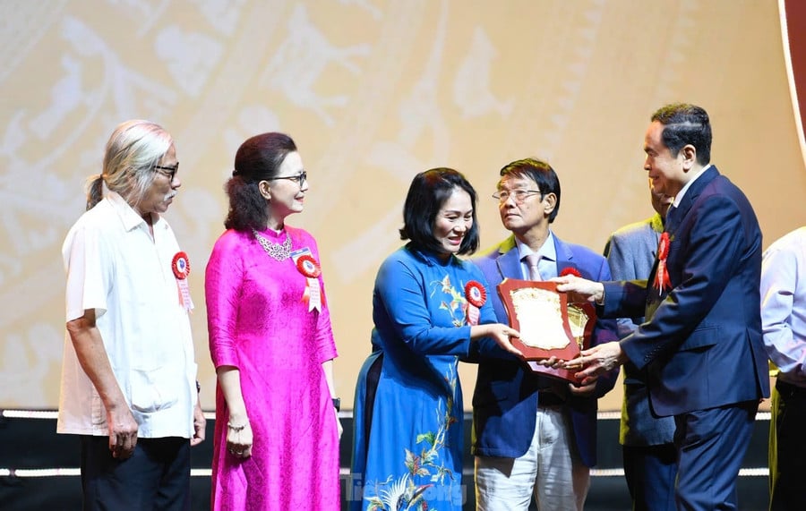 Thủ tướng Chính phủ Phạm Minh Chính và Chủ tịch Quốc hội Trần Thanh Mẫn trao biểu trưng tri ân các nhà báo lão thành. Ảnh: Như Ý.