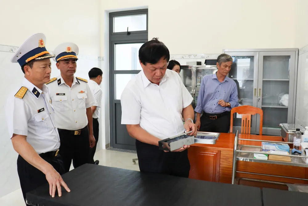 1. Đồng chí Đỗ Xuân Tuyên khảo sát thực tế cơ sở vật chất tại Bệnh xá Lữ đoàn 175.jpg