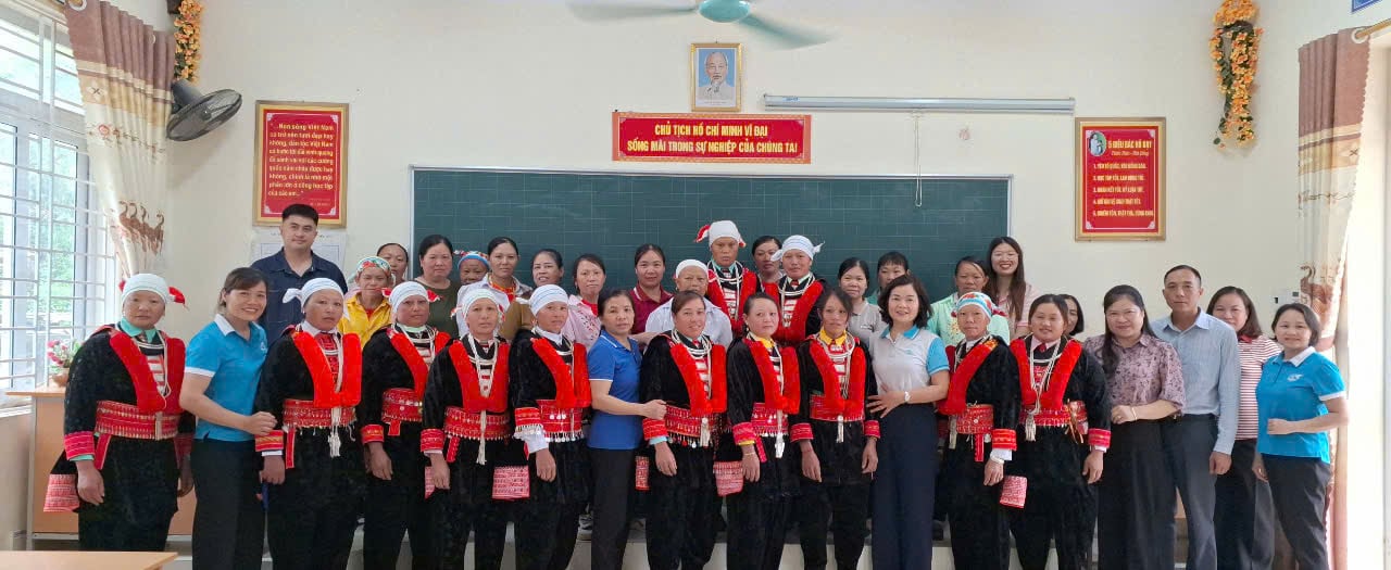 Hội LHPN Cao Bằng thăm hỏi, động viên các lớp xóa mù chữ tại huyện Nguyên Bình- Ảnh 2.