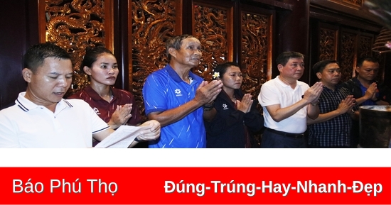 ក្រុម​នារី​វៀតណាម​អុជ​ធូប​គោរព​វិញ្ញាណក្ខន្ធ​ស្ដេច Hung