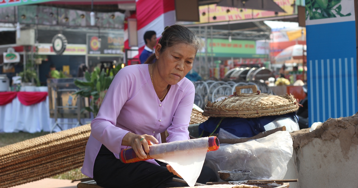 គោរព​ក្រដាស​អង្ករ​លាតត្រដាង​នឹង​ទឹកសន្សើម