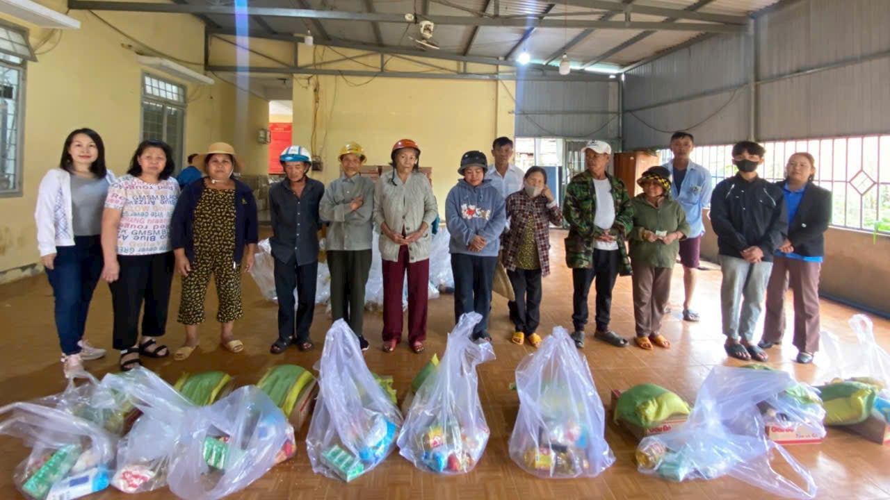 ចែកអំណោយដល់គ្រួសារក្រីក្រ ជិតក្រីក្រ និងជួបការលំបាកក្នុងឃុំ Da Loan