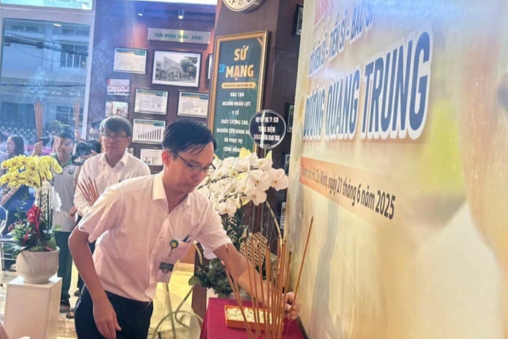 Sinh viên trường y tưởng niệm người thầy từng chỉ đạo ca mổ lịch sử - 1