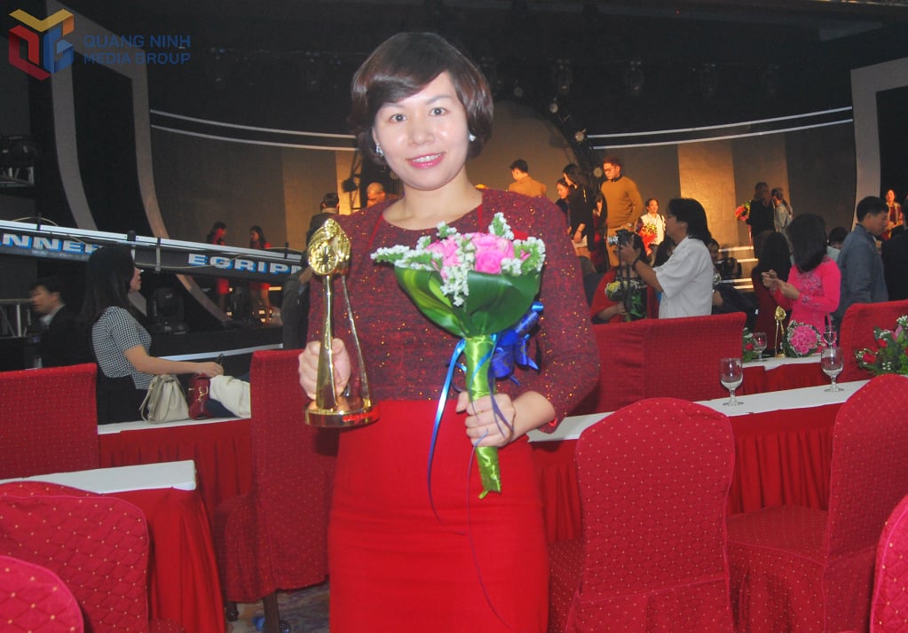 Nhà báo Thu Giang, Trưởng Phòng Phát thanh (Trung tâm Truyền thông tỉnh) nhận giải Vàng tại Liên hoan Truyền hình toàn quốc năm 2015.
