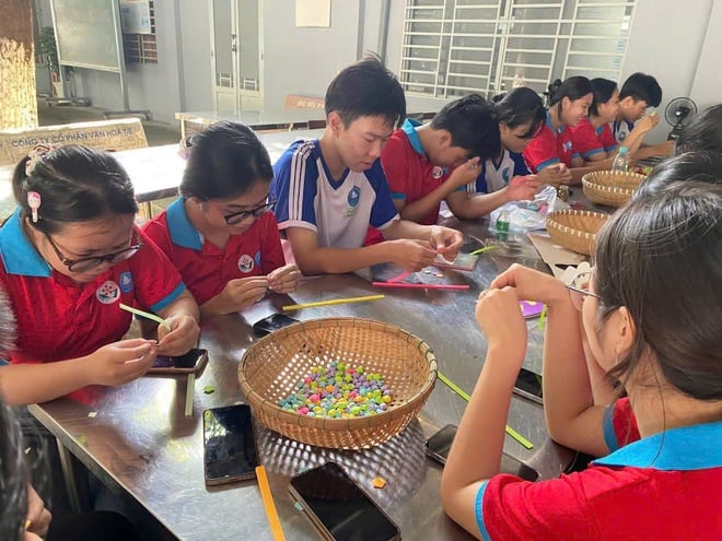 Giấu thầy hiệu trưởng, học sinh tạo bất ngờ vì hành động đáng yêu  - Ảnh 3.