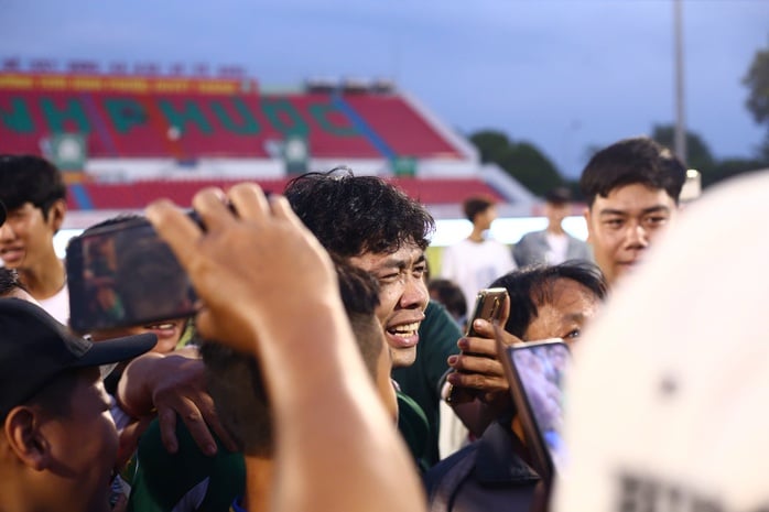 Công Phượng chật vật thoát khỏi người hâm mộ sau trận - Ảnh 5.