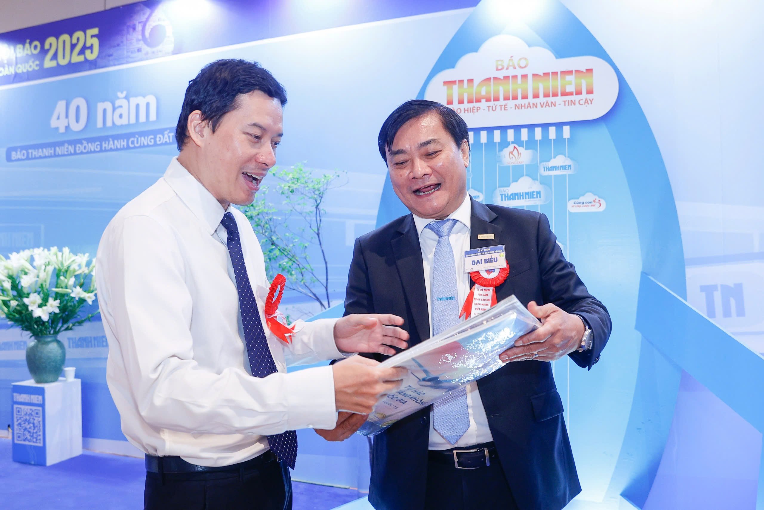 Gian trưng bày của Báo Thanh Niên đón những vị khách đặc biệt - Ảnh 9.