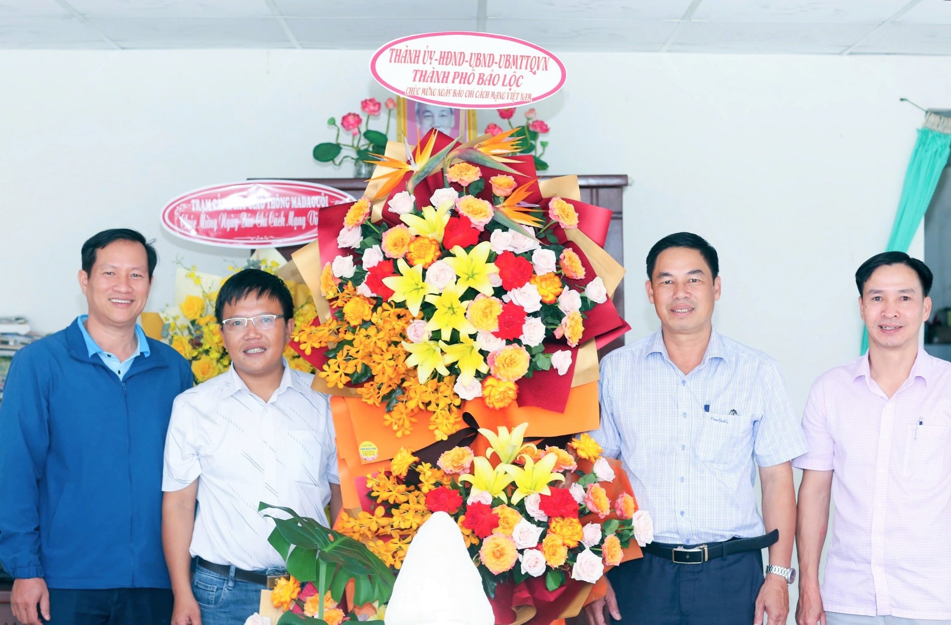 Đồng chí Nghiêm Xuân Đức - Phó Bí thư Thường trực Thành ủy, Chủ tịch HĐND TP Bảo Lộc tặng hoa chúc mừng Văn phòng Báo Lâm Đồng tại Bảo Lộc