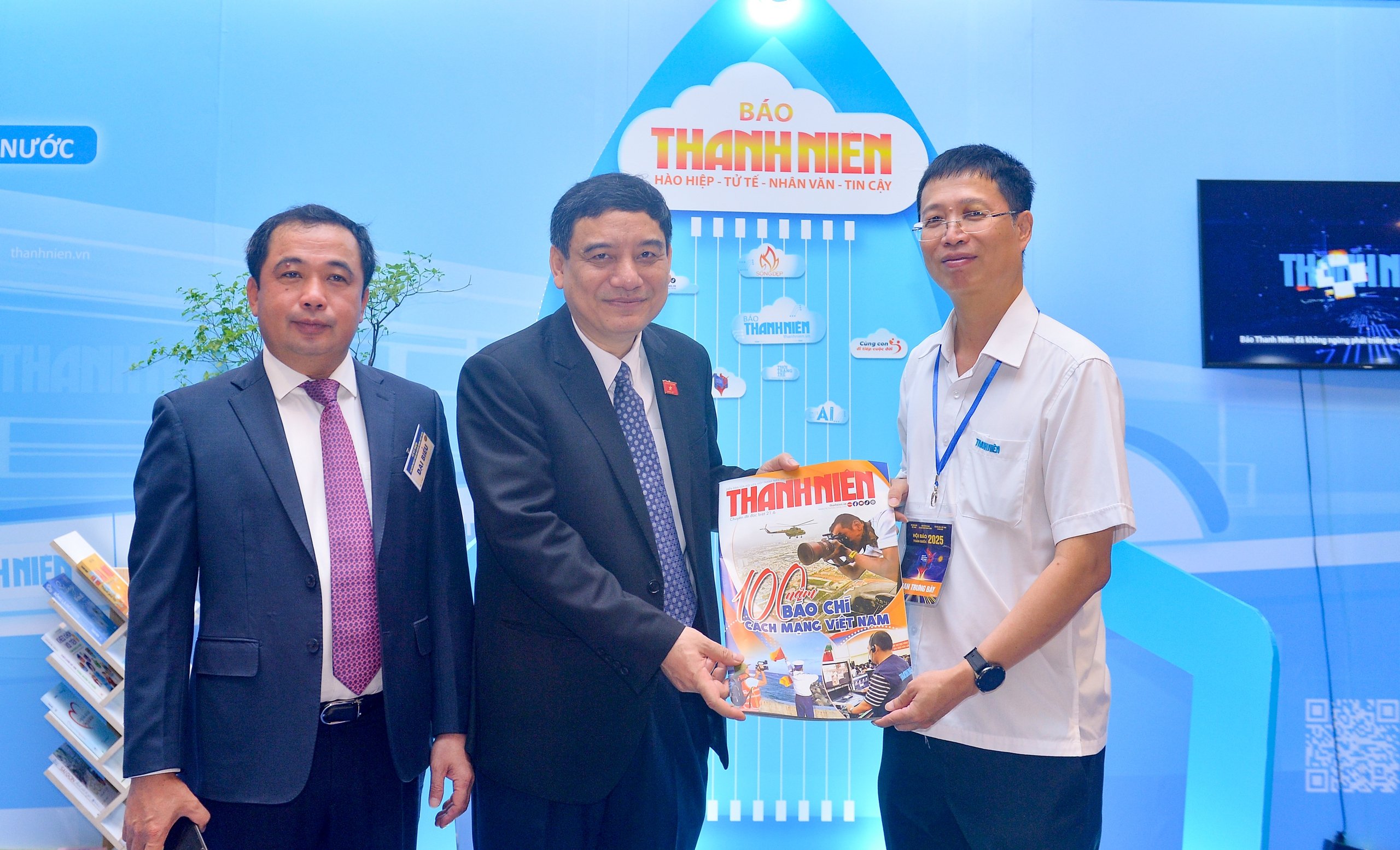 Gian trưng bày của Báo Thanh Niên đón những vị khách đặc biệt- Ảnh 8.