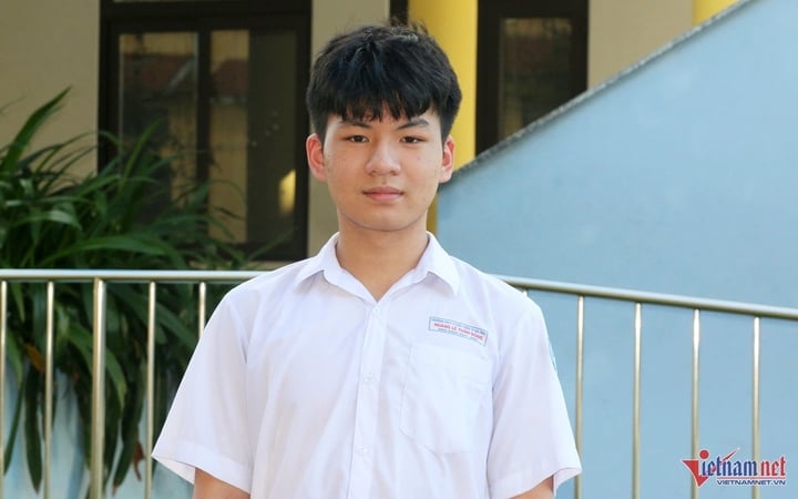 Nam sinh Tuấn Dũng gây ấn tượng khi đạt điểm 10 môn Tin học. (Ảnh: Đậu Tình)