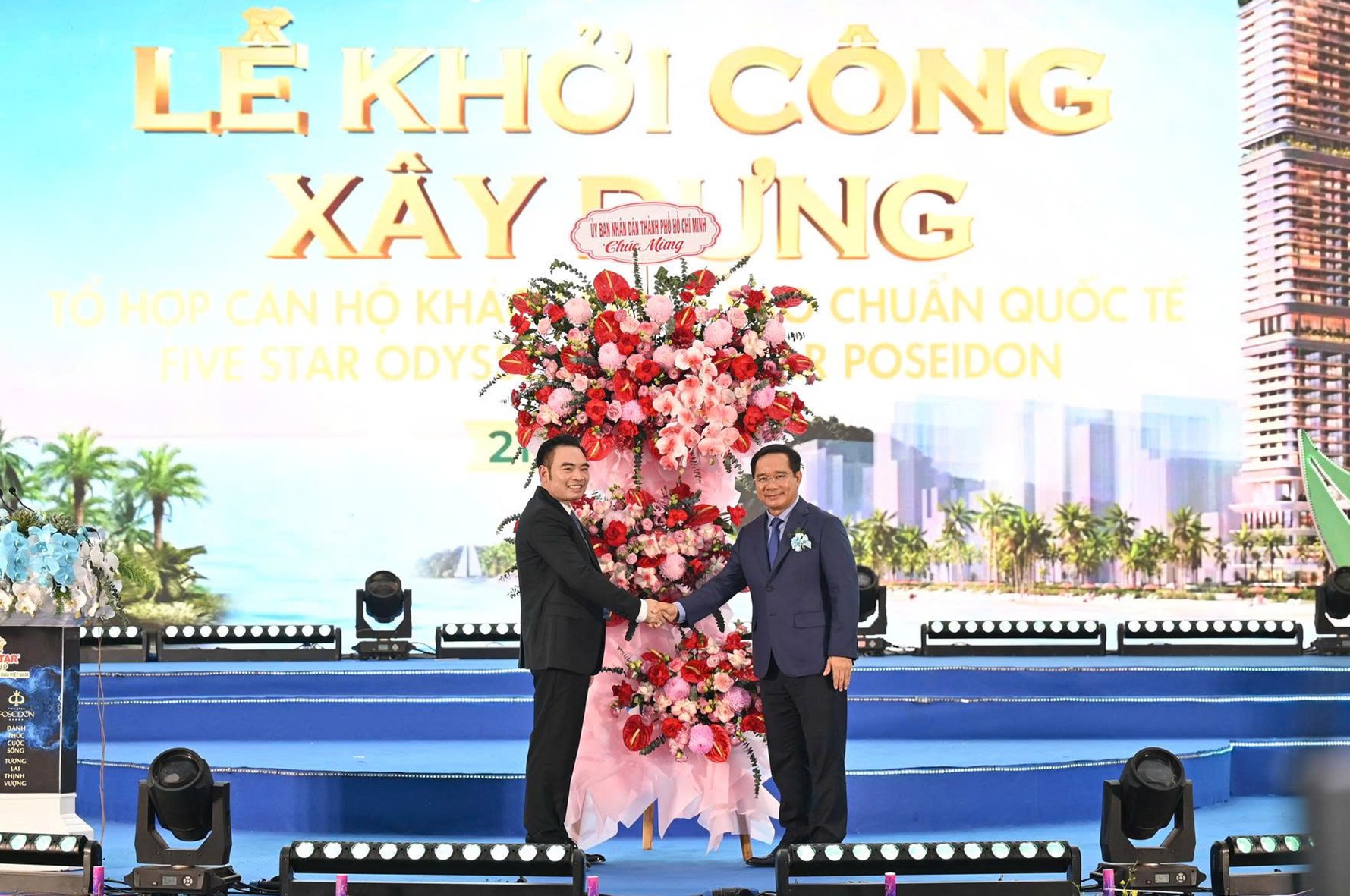 Ông Nguyễn Văn Được, Ủy viên Trung ương Đảng, Phó Bí thư Thành uỷ, Chủ tịch UBND TP.Hồ Chí Minh tặng hoa chúc mừng ông Trần Văn Mười, Chủ tịch HĐQT Five Star Group.