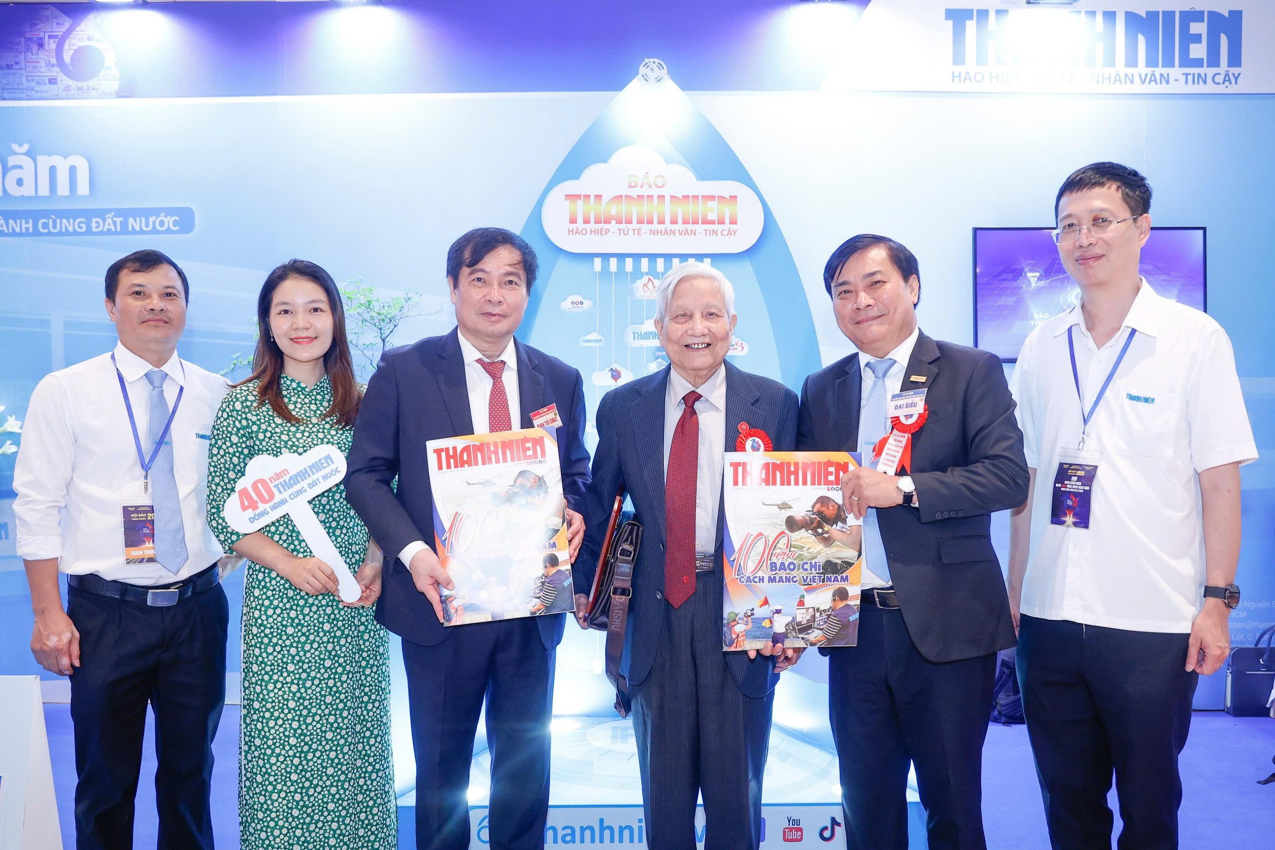 Gian trưng bày của Báo Thanh Niên đón những vị khách đặc biệt - Ảnh 1.