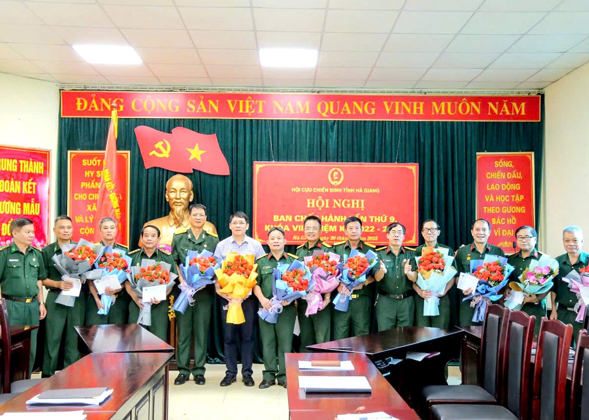 Lãnh đạo Hội CCB tỉnh tặng quà và hoa chia tay các đồng chí ủy viên Ban Thường vụ, Ban Chấp hành nghỉ công tác Hội.