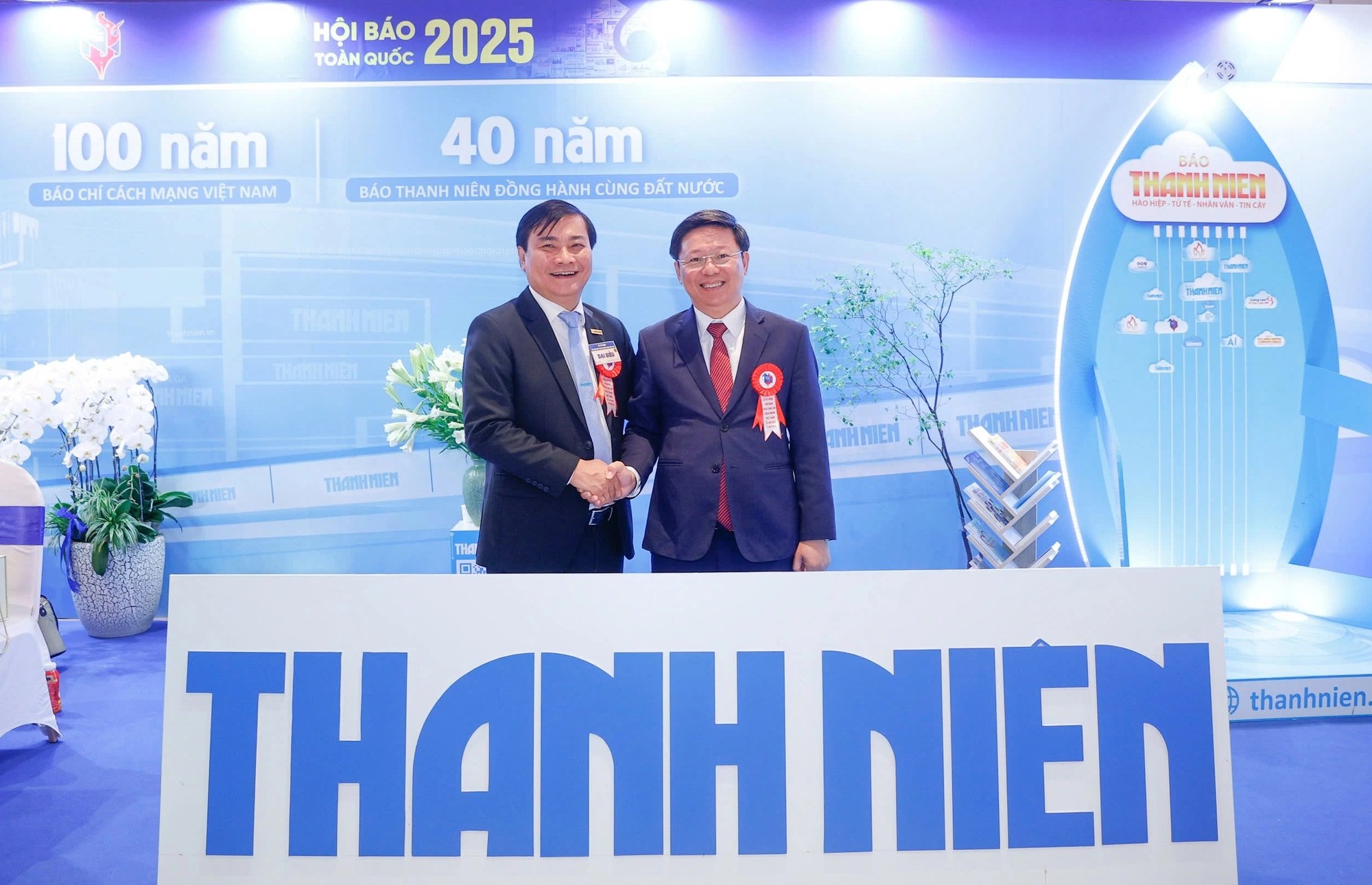 Gian trưng bày của Báo Thanh Niên đón những vị khách đặc biệt - Ảnh 2.