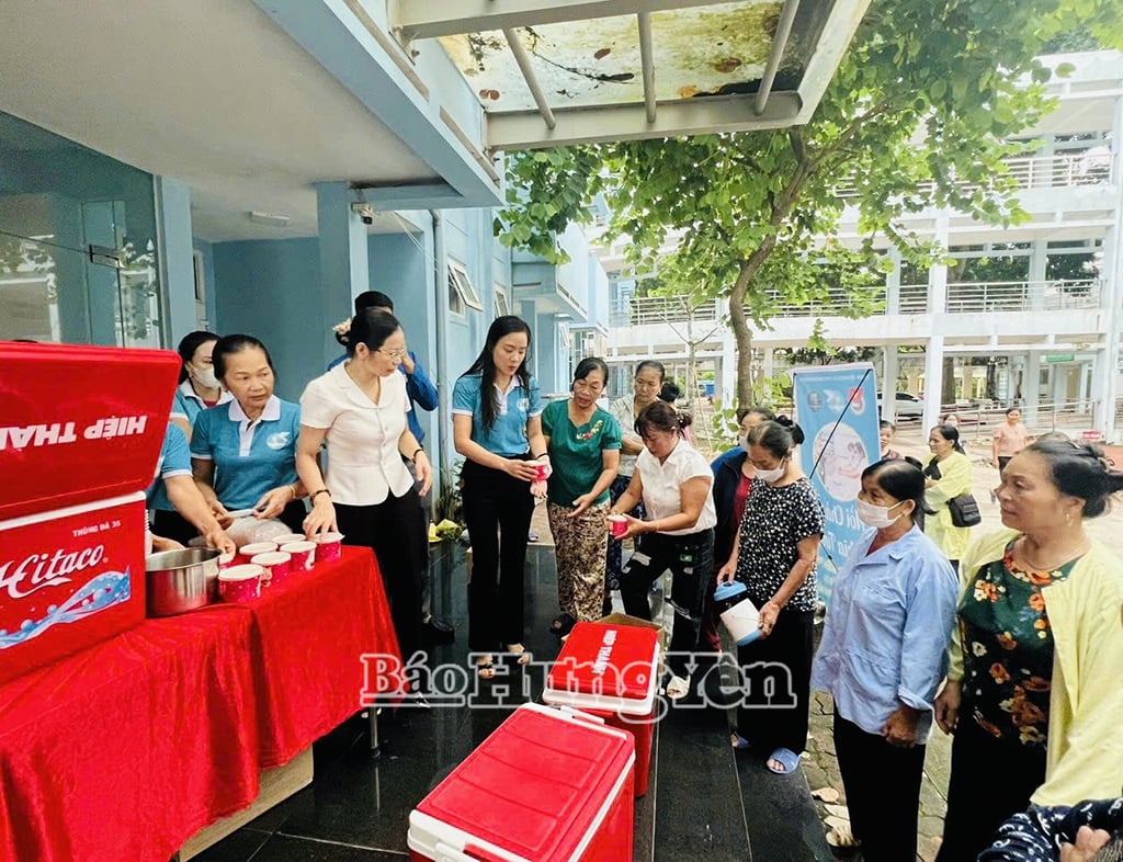 Hội LHPN thị xã Mỹ Hào phát cháo tặng người bệnh điều trịtại Bệnh viện Đa khoa Phố Nối