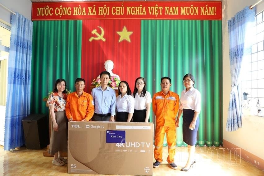 pc-dak-nong-presenta-televisores-a-escuelas-en-regiones-remotas(1).jpg