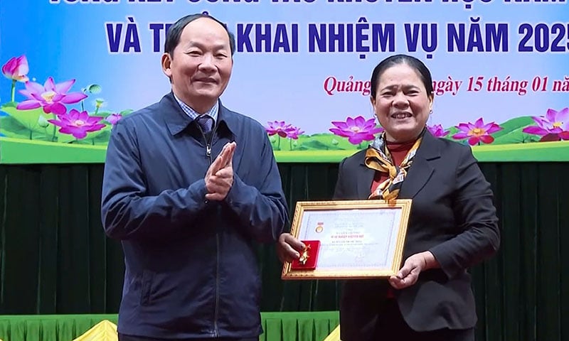 Đồng chí Trần Xuân Vinh, Chủ tịch Hội Khuyến học tỉnh trao Kỷ niệm chương  