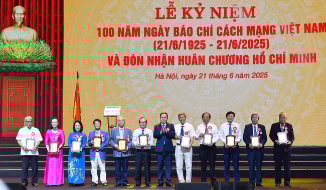Kỷ niệm trọng thể 100 năm ngày Báo chí cách mạng Việt Nam - Ảnh 8.