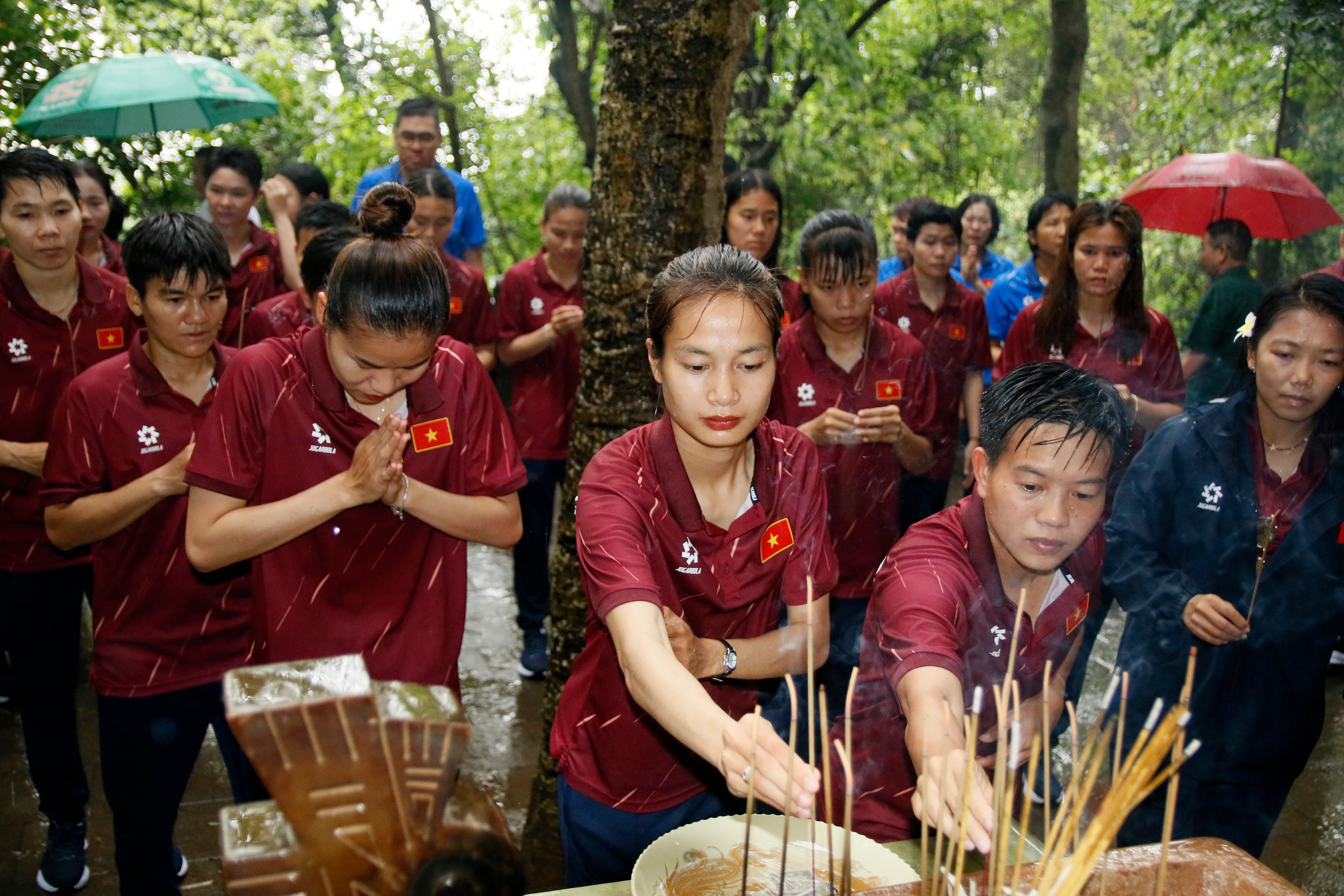 Đội tuyển nữ Việt Nam dâng hương tưởng niệm các Vua Hùng
