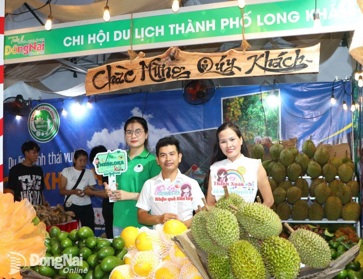 Không gian trưng bày trái cây của chi hội Long Khánh. Ảnh; Ngọc Liên