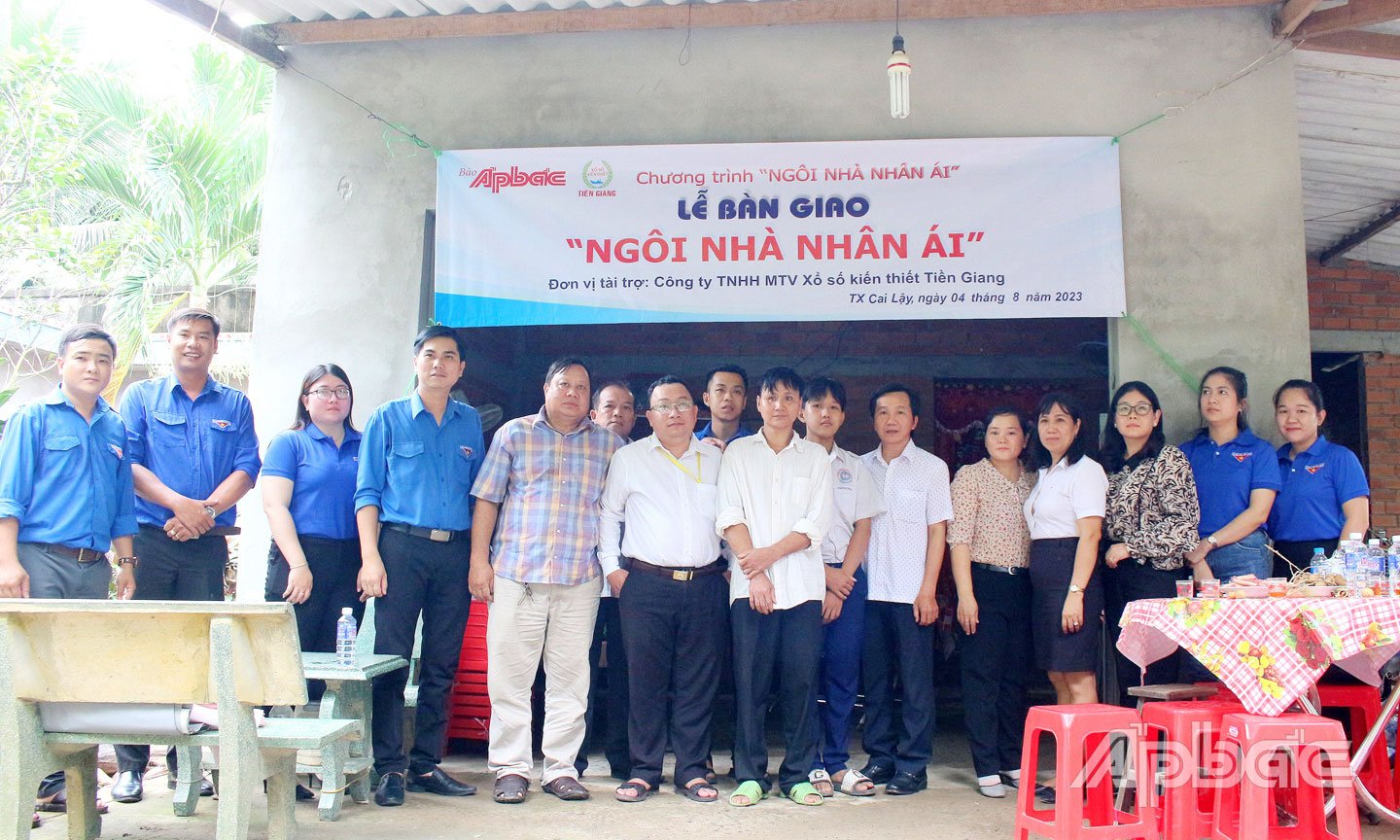 Báo Ấp Bắc phối hợp với đơn vị tài trợ, chính quyền địa phương tổ chức Lễ bàn giao “Ngôi nhà nhân ái” cho hộ nghèo.