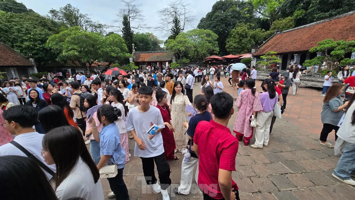 ผู้สมัครถือปากกาและกระดาษข้อสอบไปที่วัดวรรณกรรมเพื่อขอพรให้โชคดีก่อนการสอบมัธยมศึกษาตอนปลายปี 2568 ภาพถ่าย 7