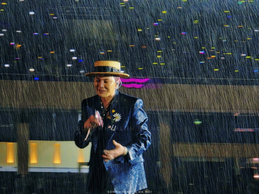 G-Dragon đội mưa hát 5 bài, BTC không chào từ biệt khiến vạn fan hụt hẫng - 2