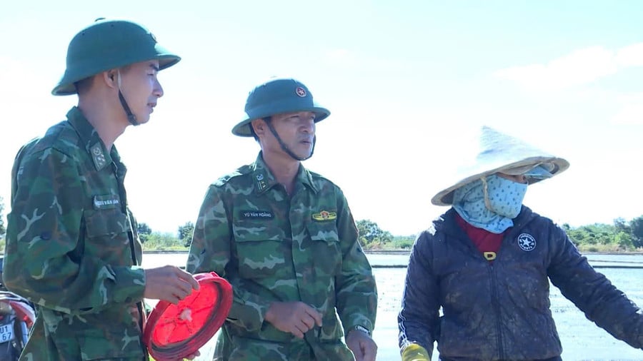 bo-doi-bien-phong-huong-dan-nguoi-dan-xa-ia-mo-lam-lua-nuoc.jpg