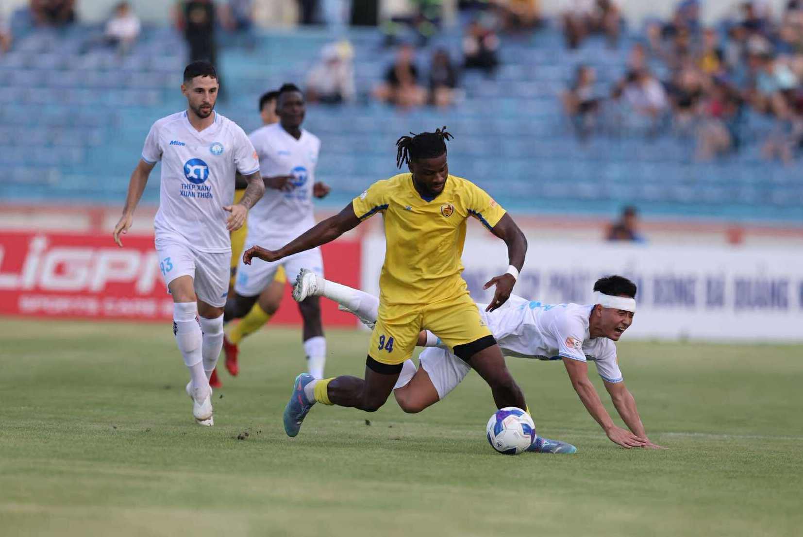 Lịch thi đấu V-League hôm nay: Kịch bản nghẹt thở cuộc đua trụ hạng, Bình Định thất thế nhất- Ảnh 1.
