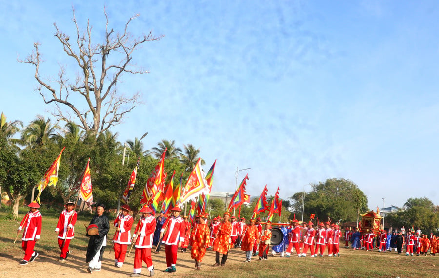 Beratus-ratus tahun telah berlalu sejak zaman pokok Ke Roc di tapak bersejarah Tay Son, Thuong Dao, pekan An Khe, berdiri dengan bangganya ketika orang ramai menikmati keindahan budaya tapak bersejarah Anh Ngoc Minh.jpg