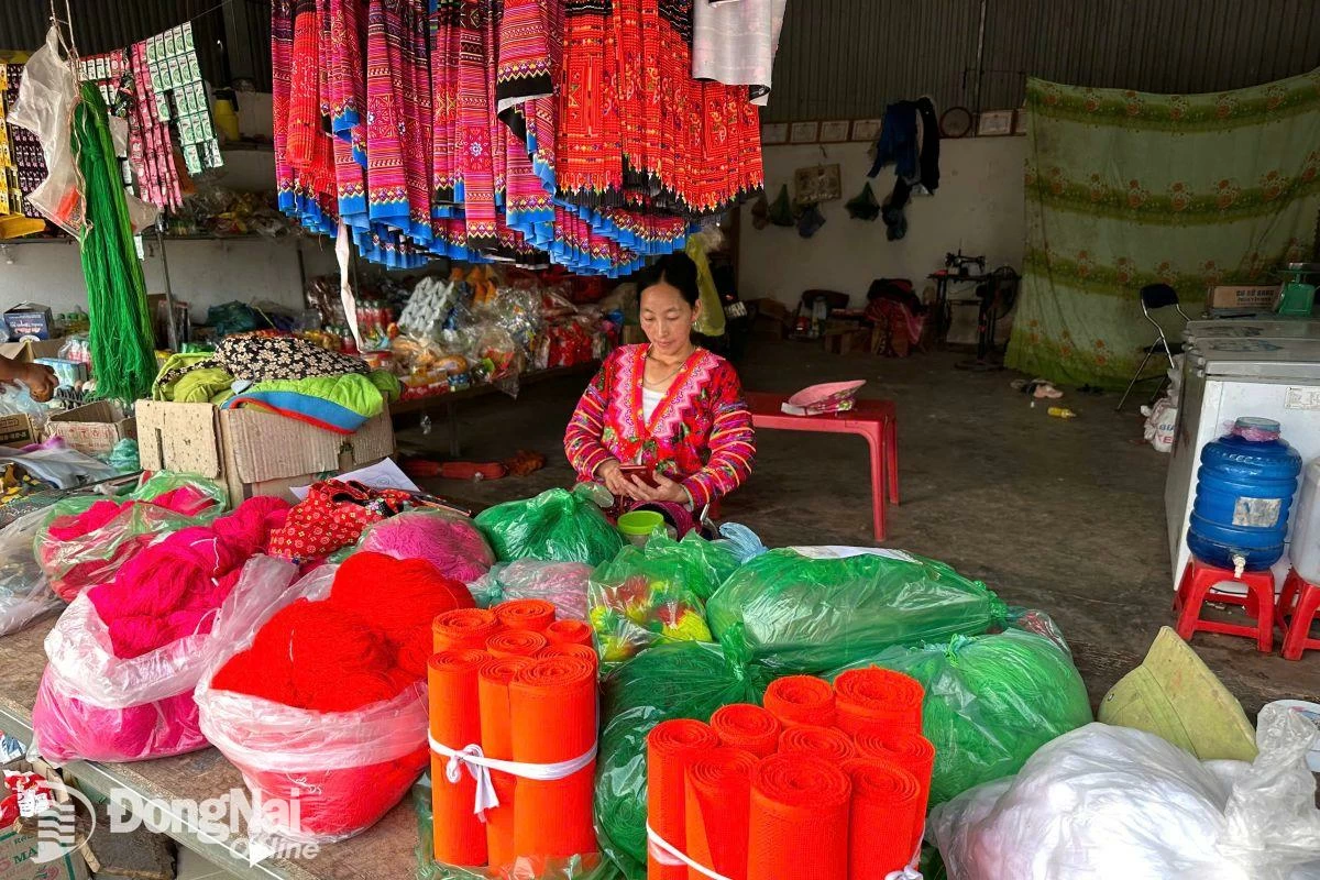 Tienda de ropa en la zona residencial H'mong en el distrito de Muong Cha.