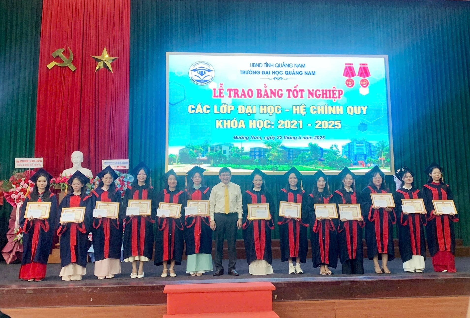 រូបភាពចុងក្រោយគឺជារូបភាពនៃការប្រគល់វិញ្ញាបនបត្រដល់និស្សិតបញ្ចប់ការសិក្សាឆ្នើម (1.jpg)
