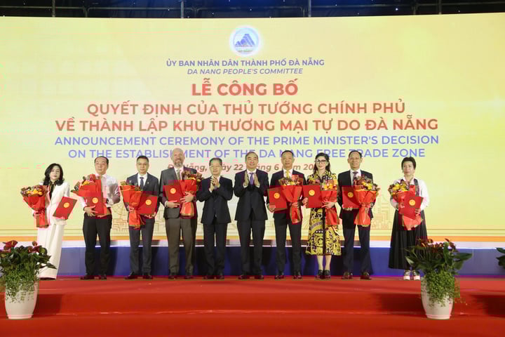 UBND TP Đà Nẵng trao biên bản ghi nhớ về đầu tư vào khu TMTD Đà Nẵng cho 8 nhà đầu tư chiến lược.