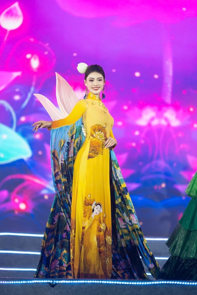 Hoa hậu Hoàng Châu Anh thu hút với áo dài “cánh sen phát sáng” dưới mưa - 2
