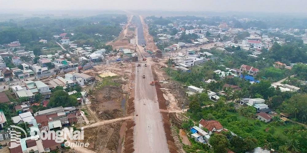 Thi công dự án thành phần 1, Dự án đường cao tốc Biên Hòa - Vũng Tàu đoạn qua địa bàn tỉnh. Ảnh: Phạm Tùng
