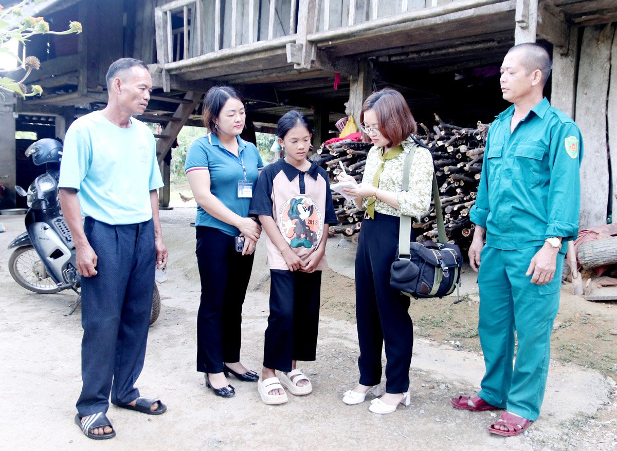 Phóng viên Báo Hà Giang tác nghiệp tại cơ sở, thực hiện tuyến bài “Phao cứu sinh của trẻ mất nguồn nuôi dưỡng”.