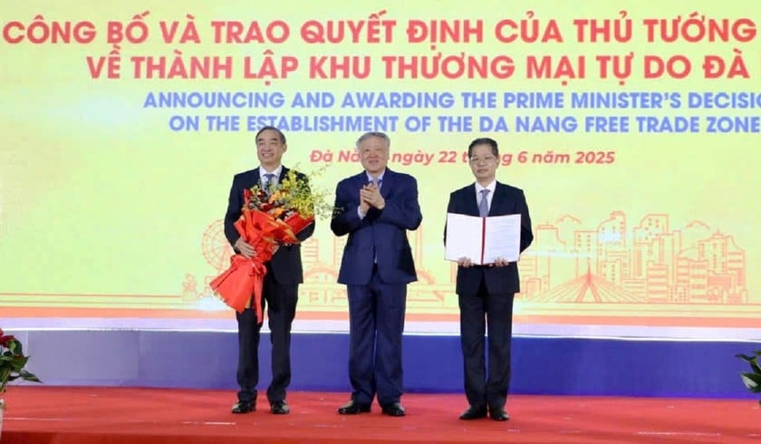 Phó Thủ tướng Thường trực Nguyễn Hòa Bình trao Quyết định của Thủ tướng Chính phủ về thành lập Khu thương mại tự do Đà Nẵng.