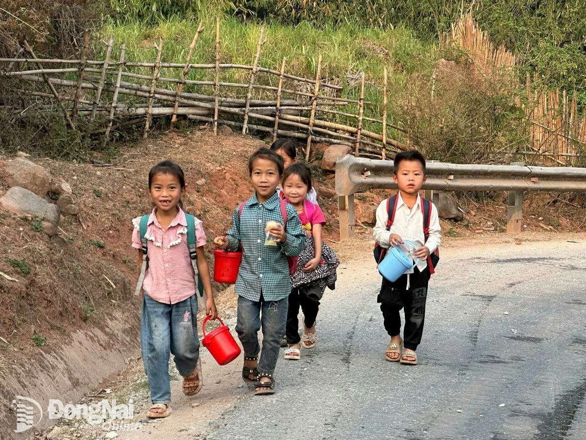 Los estudiantes de la comuna de Ma Thi Ho, distrito de Muong Cha, provincia de Dien Bien, tienen que ir a la escuela desde unos pocos kilómetros hasta decenas de kilómetros de distancia, por lo que deben llevar su propia comida y útiles escolares.