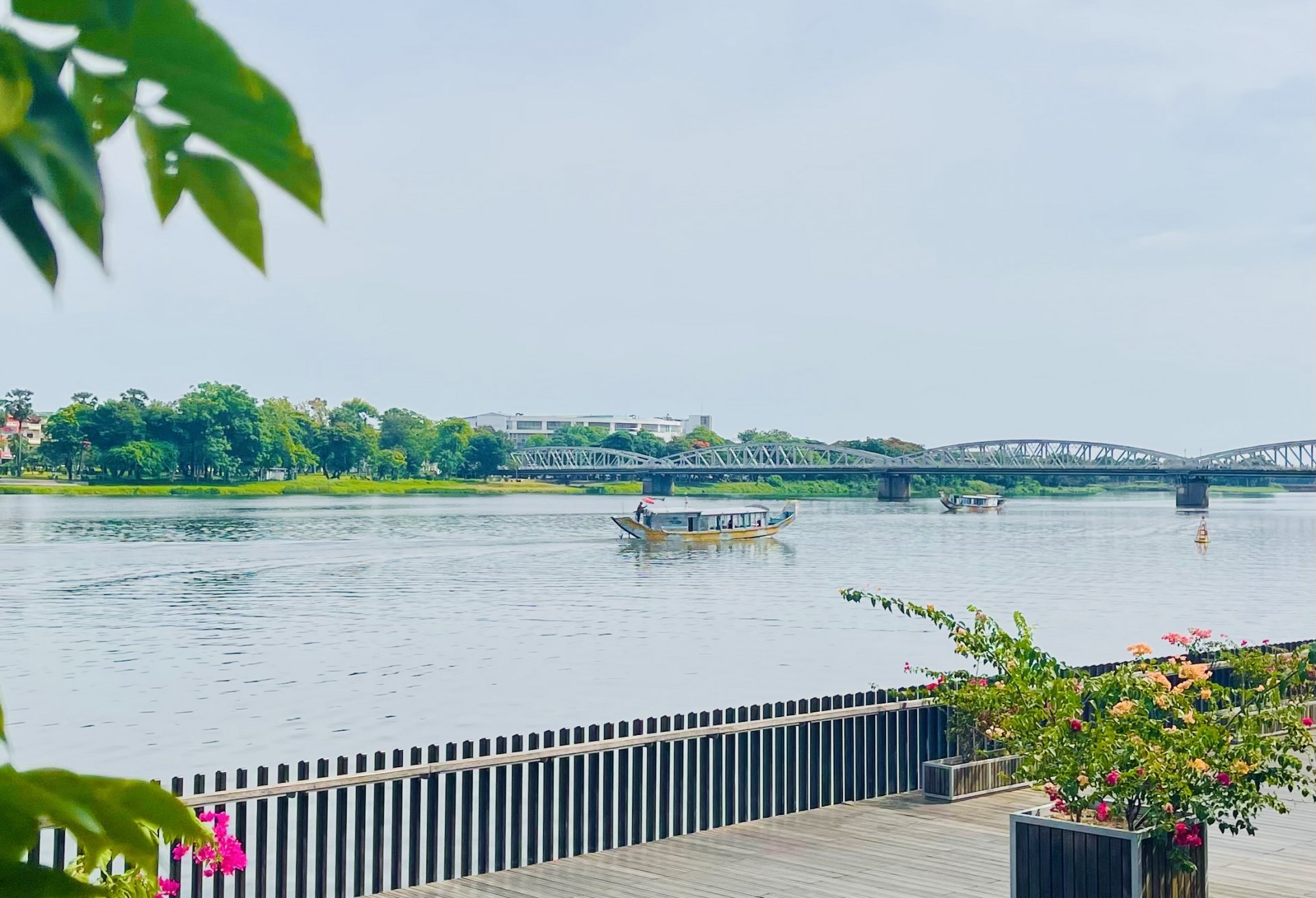 The poetic Huong River. Illustration: TRAN QUOI