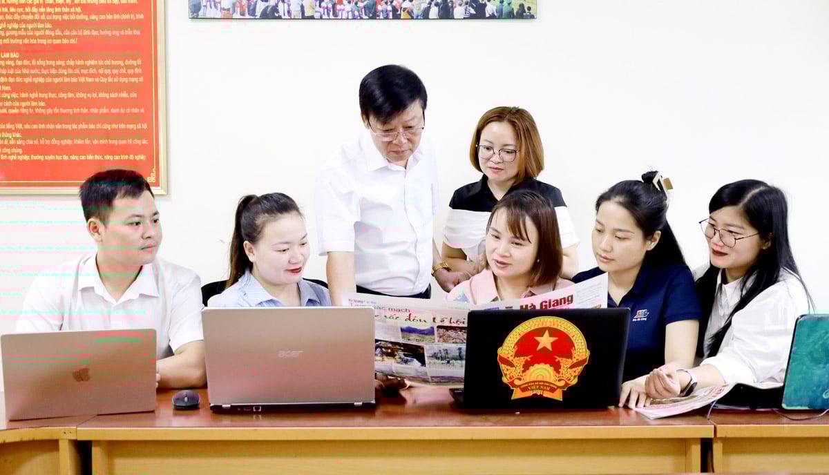 Lãnh đạo Phòng Phóng viên cùng nhóm tác giả trao đổi nghiệp vụ.