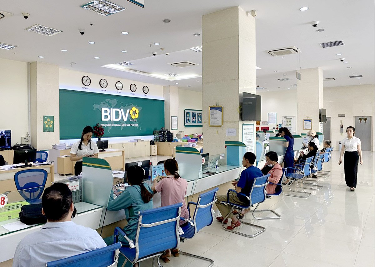 Khách hàng giao dịch tại BIDV Hà Giang.