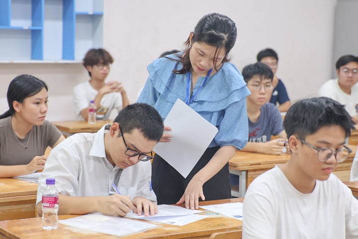 Thí sinh cần lưu ý về các quy định bắt buộc trong phòng thi tốt nghiệp THPT 2025 để tránh vi phạm quy chế. (Ảnh minh hoạ)
